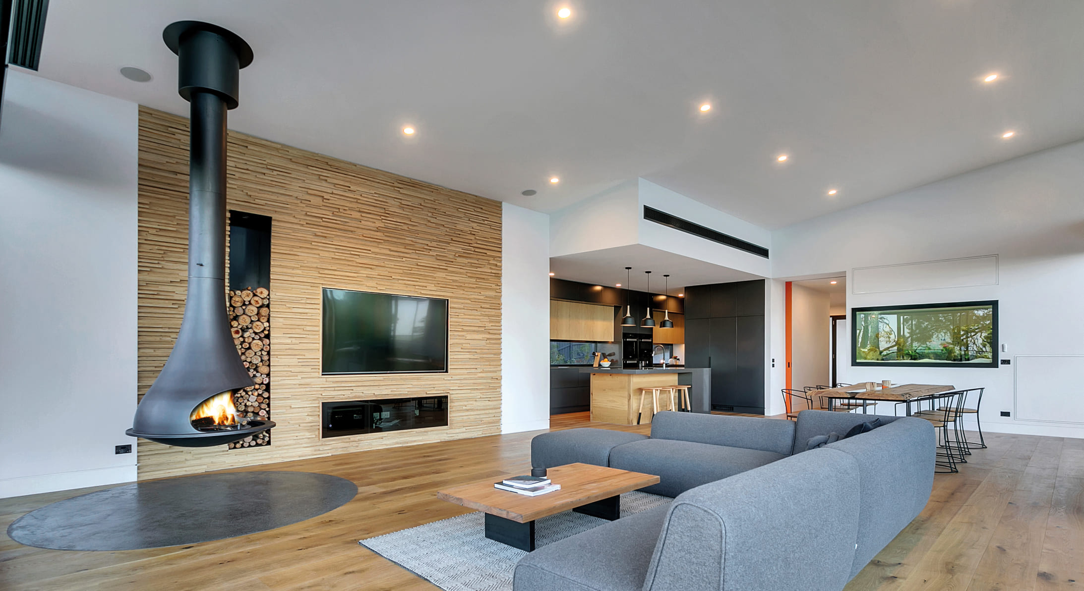 Gemütliches helles Wohnzimmer mit modernem Designkamin von JC Bordelet © JC Bordelet